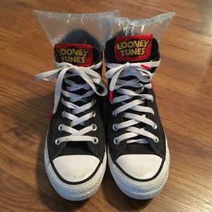 Looney Tunes Converse, ladies size 6 or boys size 4